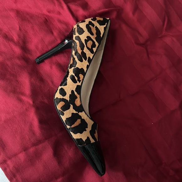 Nine West Leopard print and black patent shoes. - Picture 2 of 6
